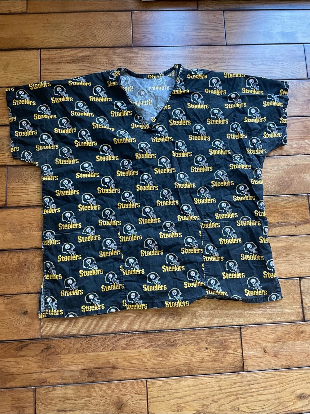 Men’s Pittsburgh Steelers scrub top
